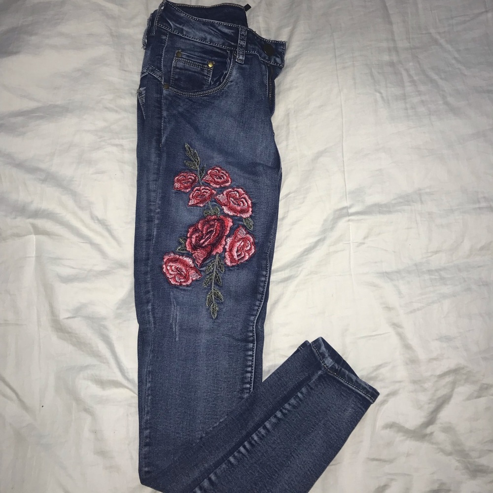 OFFER!💕Flower embroidered jeans.